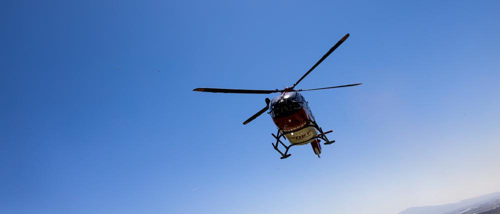 ARCHIV - 23.04.2021, Baden-Württemberg, Ihringen: Ein Rettungshubschrauber setzt zur Landung an. (zu dpa: «Sturz in die Tiefe: 20-Jähriger stirbt am Watzmann») Foto: Philipp von Ditfurth/dpa +++ dpa-Bildfunk +++