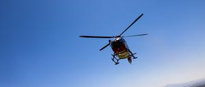 ARCHIV - 23.04.2021, Baden-Württemberg, Ihringen: Ein Rettungshubschrauber setzt zur Landung an. (zu dpa: «Sturz in die Tiefe: 20-Jähriger stirbt am Watzmann») Foto: Philipp von Ditfurth/dpa +++ dpa-Bildfunk +++