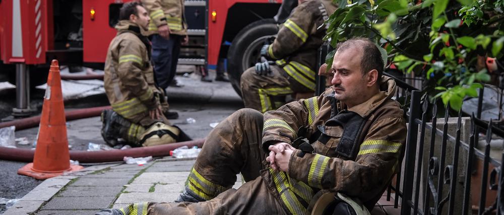 Die Feuerwehr bot mehr als 30 Fahrzeuge und fast 90 Feuerwehrleute auf, um den Brand in einem Istanbuler Nachtclub zu bekämpfen.