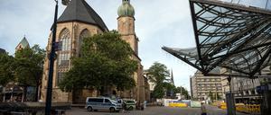 Polizeiautos stehen an der U-Bahn-Station Reinoldikirche in der Dortmunder Innenstadt. 