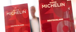 Ausgaben des Guide Michelin Deutschland von 2020. (Archivbild)