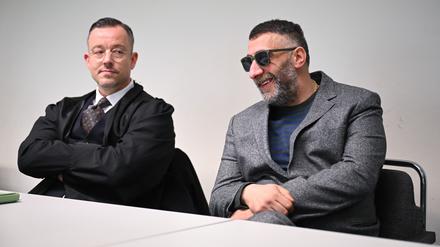 Kida Khodr Ramadan (r), Schauspieler, sitzt zu Beginn eines Prozesses gegen ihn im Gerichtssaal im Amtsgericht Tiergarten neben seinem Anwalt Kai Walden. Dem «4 Blocks»-Star werden mehrere Fälle wegen Fahrens ohne Führerschein zur Last gelegt. 