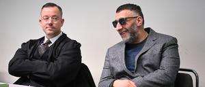 Kida Khodr Ramadan (r), Schauspieler, sitzt zu Beginn eines Prozesses gegen ihn im Gerichtssaal im Amtsgericht Tiergarten neben seinem Anwalt Kai Walden. Dem «4 Blocks»-Star werden mehrere Fälle wegen Fahrens ohne Führerschein zur Last gelegt.