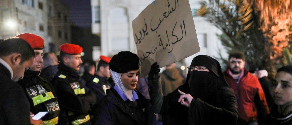 Demonstrantinnen und Polizei während einer Protestveranstaltung gegen den Krieg in Gaza vor der Al-Kalouti-Moschee nahe der israelischen Botschaft in Amman Ende März 2024