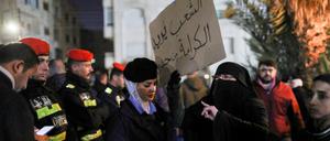 Demonstrantinnen und Polizei während einer Protestveranstaltung gegen den Krieg in Gaza vor der Al-Kalouti-Moschee nahe der israelischen Botschaft in Amman Ende März 2024