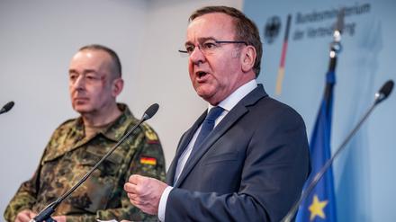 Boris Pistorius (SPD, r), Verteidigungsminister, spricht neben Carsten Breuer, Generalinspekteur der Bundeswehr bei der Pressekonferenz zur Entscheidung über die künftige Struktur der Bundeswehr.