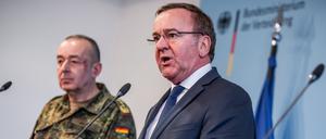 Boris Pistorius (SPD, r), Verteidigungsminister, spricht neben Carsten Breuer, Generalinspekteur der Bundeswehr bei der Pressekonferenz zur Entscheidung über die künftige Struktur der Bundeswehr.