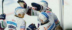 Am Ende jubelten die Eisbären um Torschütze Lean Bergmann, auch wenn das Ende erst sehr spät kam.
