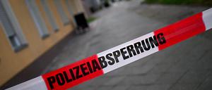 Polizisten sperren die Straßen vor der Entschärfung einer Weltkriegsbombe. Etwa 6700 Menschen müssen bis dann spätestens vorübergehend ihre Häuser verlassen.