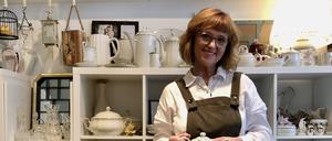 Angela Schoubye vom Tauschladen der Berliner Tafel in der Charlottenburger Pestalozzistraße.