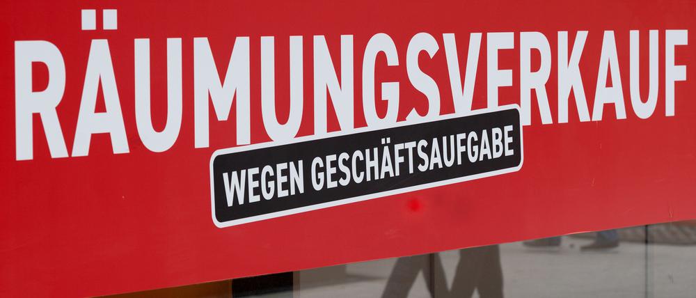 Ein Schild mit dem Hinweis «Räumungsverkauf wegen Geschäftsaufgabe» hängt an einem Bekleidungsgeschäft in der Stuttgarter Innenstadt.  