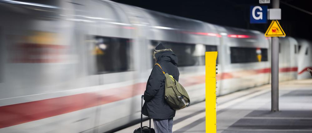 Ein ICE fährt am Berliner Hauptbahnhof ein. 