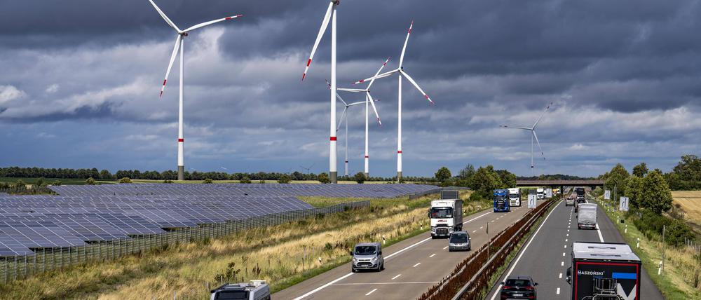 Solarpark und Windpark beim Ort Morschheim, an der Autobahn A63, gehört zur Verbandsgemeinde Kirchheimbolanden, Rheinland-Pfalz, Deutschland Wind- und Solarpark *** Solar park and wind farm near the village of Morschheim, on the A63 freeway, belongs to the municipality of Kirchheimbolanden, Rhineland-Palatinate, Germany Wind and solar park