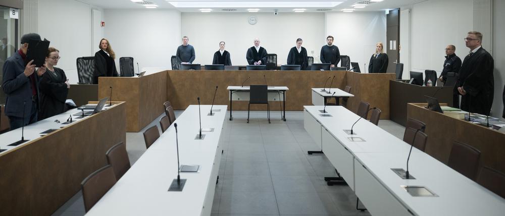 Der Angeklagte hält sich zum Beginn des Prozesses am Kriminalgericht Moabit eine Mappe vor sein Gesicht. Der heute 80-Jährige aus Leipzig soll 1974 einen polnischen Staatsbürger am damaligen Grenzübergang Bahnhof Berlin-Friedrichstraße aus einem Versteck heraus heimtückisch erschossen haben.
