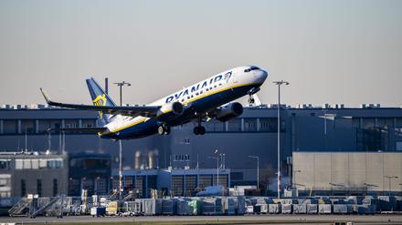 EIne Ryanair Boeing 737 beim Start auf dem Flughafen Köln-Bonn (Archivbild).