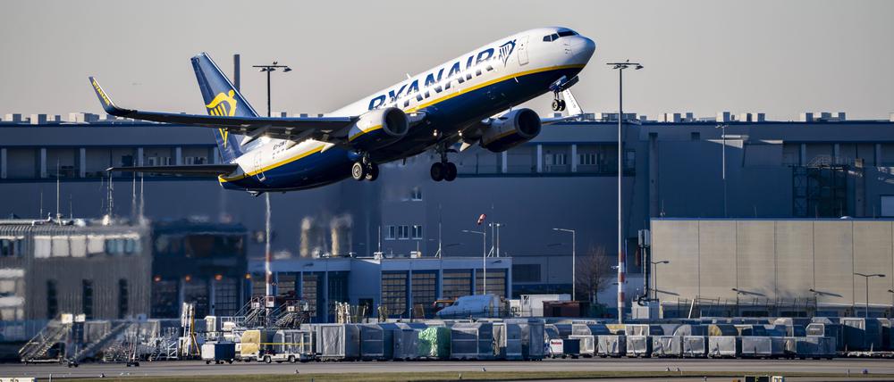 EIne Ryanair Boeing 737 beim Start auf dem Flughafen Köln-Bonn (Archivbild).