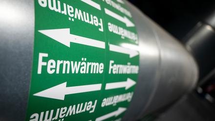 Leitung in der Fernwärmeverteilerstation eines Heizkraftwerks. (Archiv)