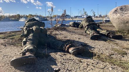 Soldaten üben eine Anlandeoperation in einer Hafenanlage im Rahmen der Übung «Baltic Tiger 2022». Spezialisierte Bundeswehrkräfte von Luftwaffe und Marine üben noch bis Ende Oktober in Estland den Schutz von kritischer Infrastruktur wie Häfen und Flugplätzen an der Nato-Ostflanke.