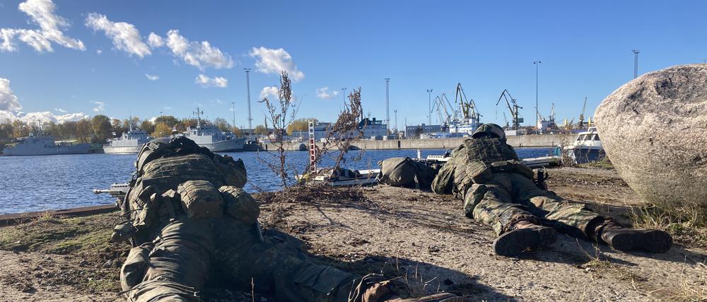 Soldaten üben eine Anlandeoperation in einer Hafenanlage im Rahmen der Übung «Baltic Tiger 2022». Spezialisierte Bundeswehrkräfte von Luftwaffe und Marine üben noch bis Ende Oktober in Estland den Schutz von kritischer Infrastruktur wie Häfen und Flugplätzen an der Nato-Ostflanke.