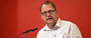 Sören Pellmann (Die Linke), zeigt Karl Lauterbach an. 