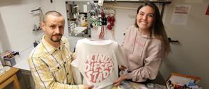 Das Potsdamer Label Artdeer bietet mit Kind dieser Stadt Pullis aus Potsdams Stadtteilen an. Kai Hirschler und Elena Wood.