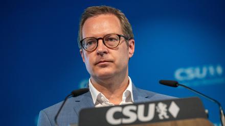 Huber, CSU-Generalsekretär, nimmt nach einer Sitzung des CSU-Vorstand in der Parteizentrale an der abschließenden Pressekonferenz teil.
