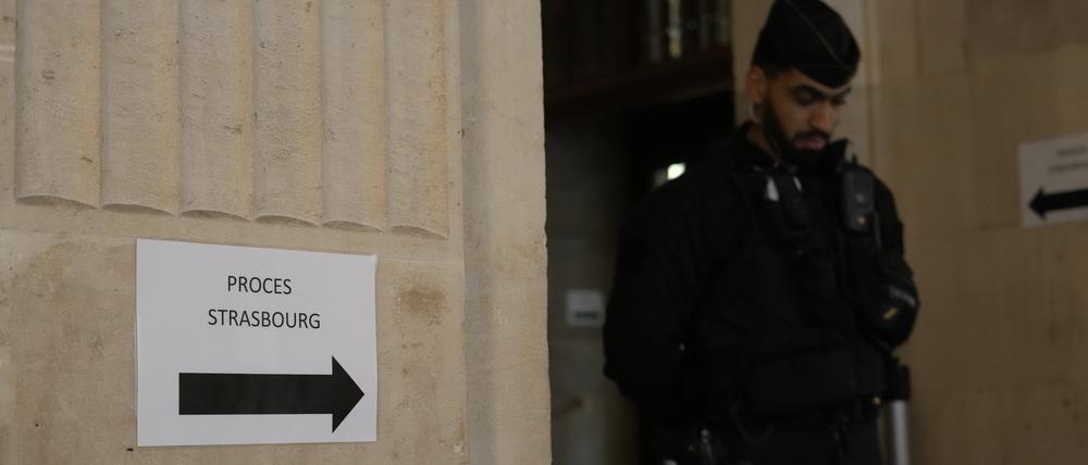 Ein Polizist steht Wache am Eingang des Pariser Gerichtsgebäudes beim Prozess um den Terroranschlag auf den Straßburger Weihnachtsmarkt.