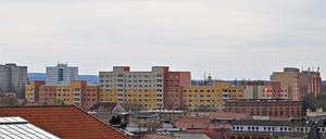 Potsdam, 26.03.2024, Lokales, Stadtbilder, Leben und wohnen in Potsdam, Haus, Häuser, Haeuser, Dach, Dächer, Daecher, Symbolfoto, Genrebild.