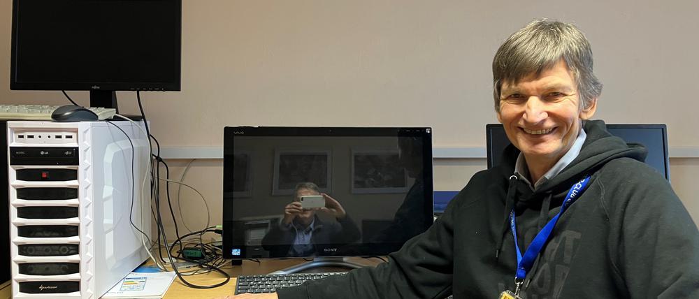 Computer und mehr: Axel Birsul zeigt im Deutschen-Senioren-Computer-Club (DSCC), wie es geht.