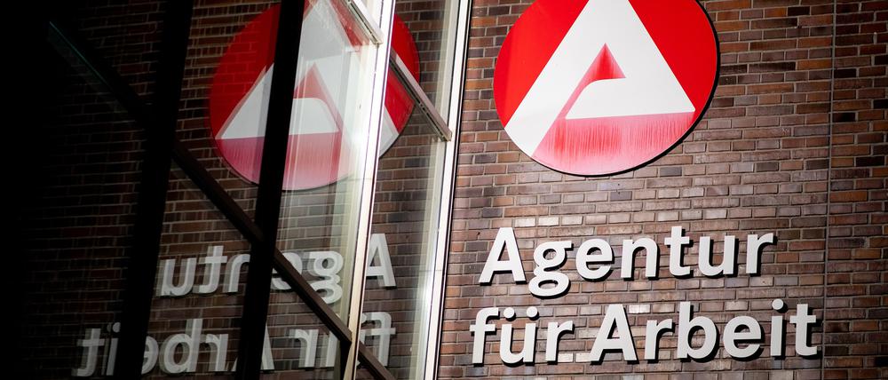 Der Schriftzug „Agentur für Arbeit“ hängt am Gebäude der Bundesagentur für Arbeit.