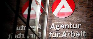 Der Schriftzug Agentur für Arbeit hängt am Gebäude der Bundesagentur für Arbeit im Stadtzentrum.