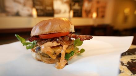 Big Daddy, ein Pop Up Burgerkonzept, öffnet in Potsdam.
"Der "Big Daddy" hebt sich von allen bestehenden und folgenden Burgerkonzepten ab. Dieses Pop-Up-Burger-Konzept ist von Donnerstag bis Samstag von 17:00 bis 21:30 Uhr geöffnet und streng limitiert. Ein Besuch verspricht politisch unkorrekten Genuss und ein Statement in der hiesigen Burgerkultur."