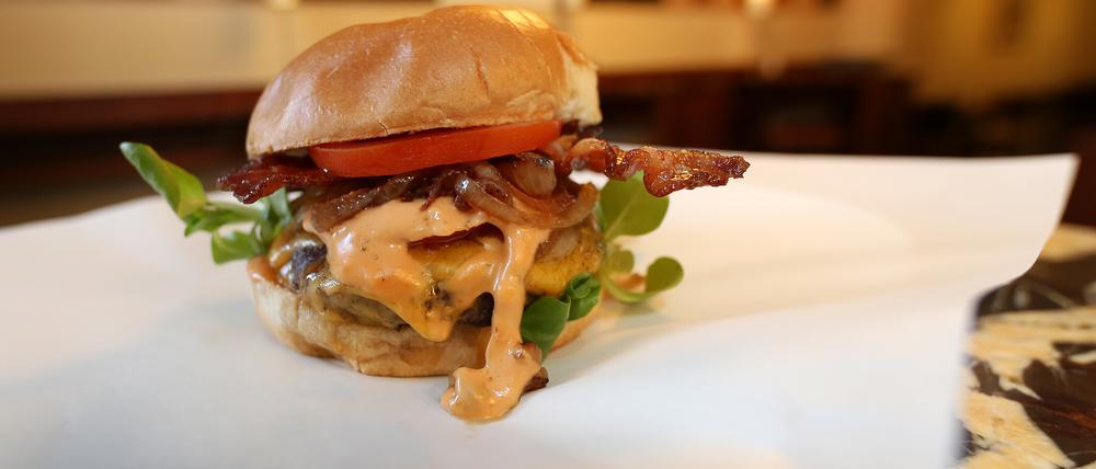Big Daddy, ein Pop Up Burgerkonzept, öffnet in Potsdam.
"Der "Big Daddy" hebt sich von allen bestehenden und folgenden Burgerkonzepten ab. Dieses Pop-Up-Burger-Konzept ist von Donnerstag bis Samstag von 17:00 bis 21:30 Uhr geöffnet und streng limitiert. Ein Besuch verspricht politisch unkorrekten Genuss und ein Statement in der hiesigen Burgerkultur."