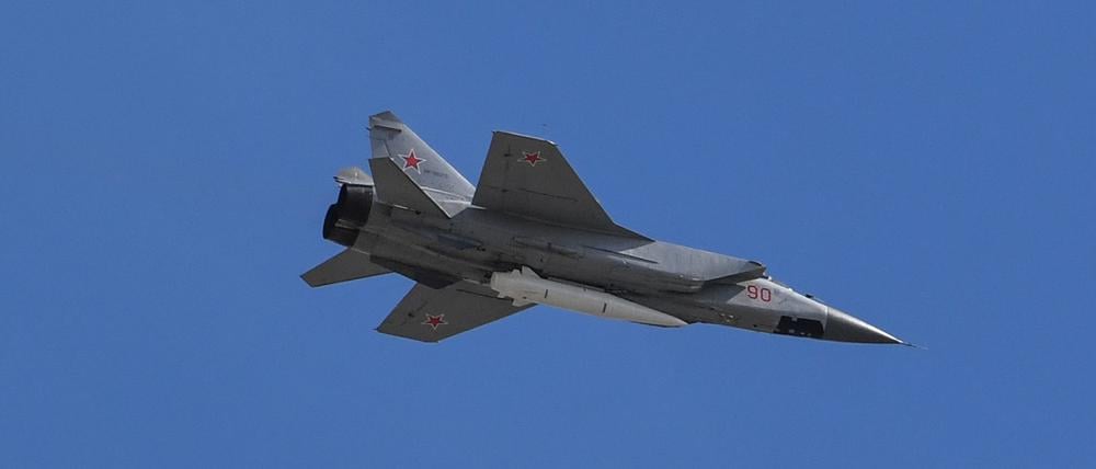 Russische MiG-31-Überschall-Abfangjäger mit Hyperschallraketen vom Typ Kinzhal (Dolch), die während der Militärparade zum Tag des Sieges in Moskau über den Roten Platz fliegen (Symbolbild).