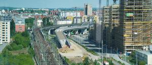 ARCHIV - 19.05.2021, Berlin: Blick vom Hauptbahnhof aus auf die Baustelle der S-Bahn-Linie S21. Diese soll nach der Fertigstellung zu einer besseren Anbindung des Berliner Hauptbahnhofs führen. Rechts im Bild ist eine weitere Baustelle der sogenannten Europacity zu sehen. (zu dpa: «S21-Interimsstrecke geht erst Ende 2024 in Betrieb») Foto: Jörg Carstensen/dpa +++ dpa-Bildfunk +++