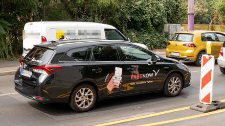 Ein Mietwagen mit Werbung von Freenow. Der Fahrdienstleister will sich bis Ende des Jahres aus dem Ridehailing-Markt zurückziehen. 