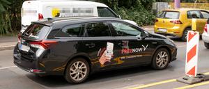 Ein Mietwagen mit Werbung von Freenow. Der Fahrdienstleister will sich bis Ende des Jahres aus dem Ridehailing-Markt zurückziehen. 
