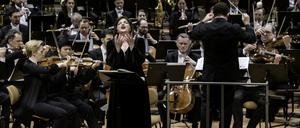 Sopranistin Ricarda Merbeth und Dirigent Kirill Petrenko mit den Berliner Philharmonikern in der Philharmonie am 4.4.2024. Foto: Bettina Stöß