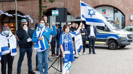 Eine Mahnwache für Israel und gegen Antisemitismus findet unter Polizeischutz statt, nachdem am 18. September 2021 bei einer ähnlichen Veranstaltung ein Teilnehmer durch einen antisemitischen Angriff verletzt wurde.