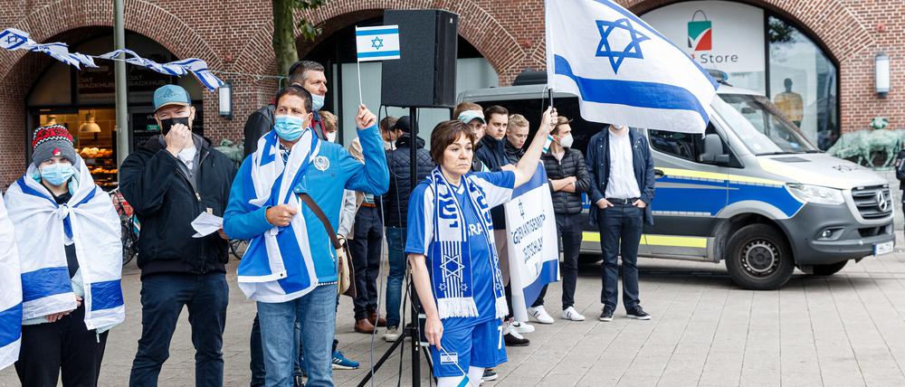 Eine Mahnwache für Israel und gegen Antisemitismus findet unter Polizeischutz statt, nachdem am 18. September 2021 bei einer ähnlichen Veranstaltung ein Teilnehmer durch einen antisemitischen Angriff verletzt wurde.