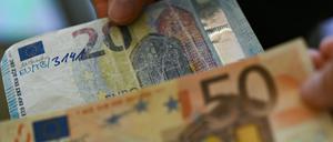 Die Bundesbank präsentiert gefälschte 20-Euro- und 50-Euro-Geldscheine.