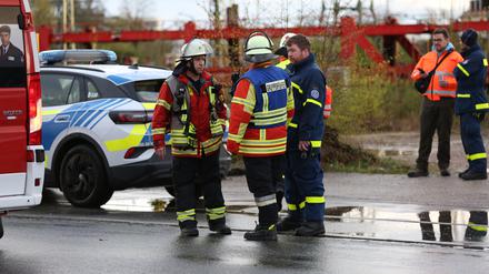 Polizei und Feuerwehr stehen an einem Gewerbegebiet. Ein Mensch wurde in diesem Bereich von einem Zug erfasst. 