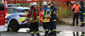 Polizei und Feuerwehr stehen an einem Gewerbegebiet. Ein Mensch wurde in diesem Bereich von einem Zug erfasst. 