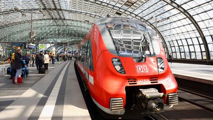 Menschen stehen auf einem Bahnsteig, nachdem die deutsche Lokführergewerkschaft GDL eine Einigung mit der Deutschen Bahn erzielt hat.