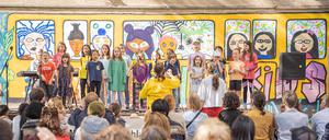 Bei den „Vokalhelden“ können Kinder und Jugendliche an verschiedenen Standorten in Berlin im Chor singen.