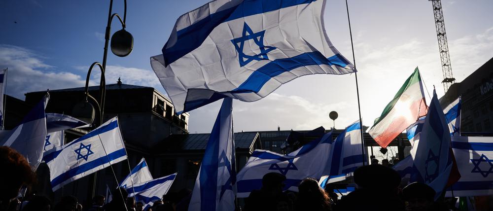 Viele Fahnen Israels sind während einer Demonstration gegen Antisemitismus in Berlin zu sehen.