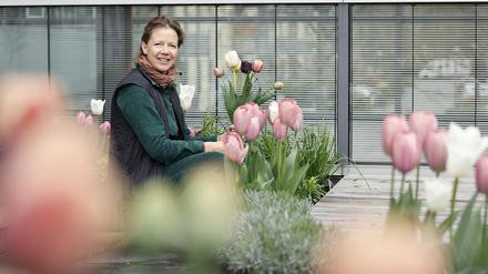 Elisabeth Poller-Ludwig stellt Granola, Saatgut und Seifen im Dachgarten her, Technologie Zentrum Potsdam, 05.04.2024, Foto: PNN/Sebastian Gabsch