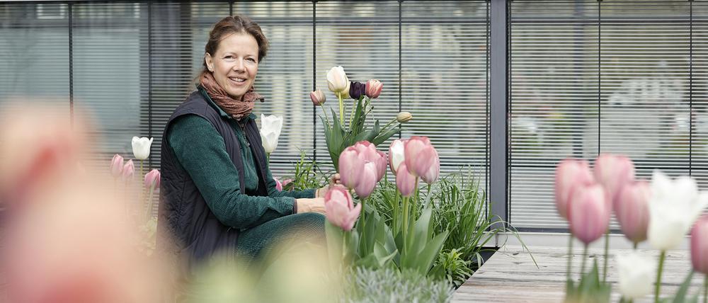Elisabeth Poller-Ludwig stellt Granola, Saatgut und Seifen im Dachgarten her, Technologie Zentrum Potsdam, 05.04.2024, Foto: PNN/Sebastian Gabsch