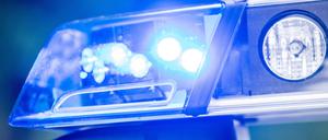 ARCHIV - 15.05.2019, Bayern, Dachau: Ein Blaulicht leuchtet an einer Polizeistreife. (zu dpa: «Unbekannte stehlen fast 100 Kisten Leergut») Foto: Lino Mirgeler/dpa +++ dpa-Bildfunk +++