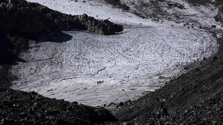 Eine Gruppe von Wanderern wandert auf dem Jamtalferner-Gletscher bei Galtür.